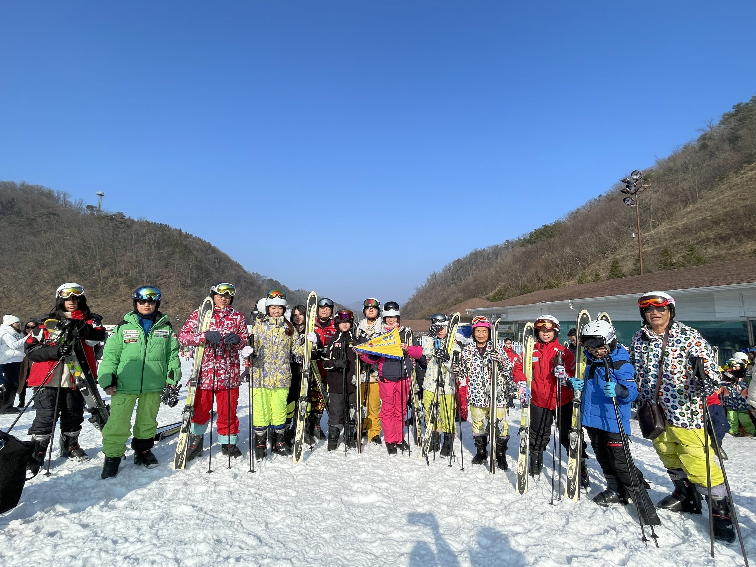 Đoàn khách Vietravel trải nghiệm trượt tuyết tại khu Elysian Gangchon, Hàn Quốc.