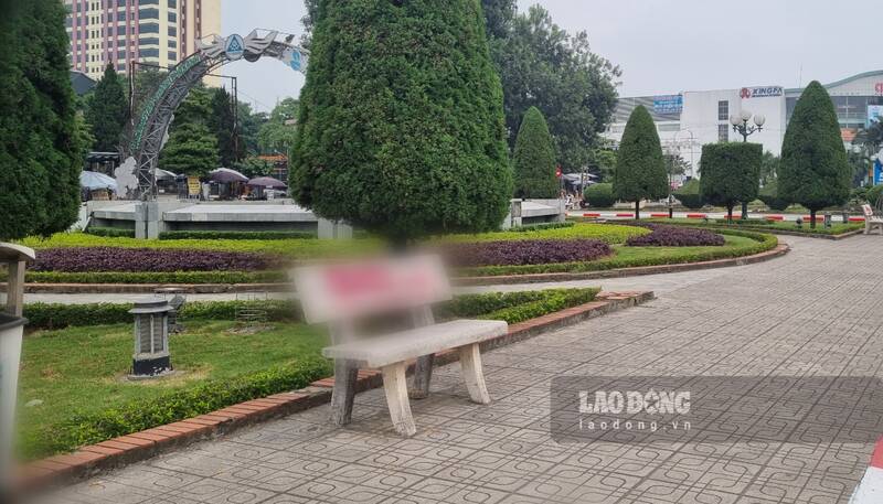 Các dòng quảng cáo 1 web cá độ được phun lên ghế đá tại trung tâm TP. Thái Nguyên. Ảnh: Lam Thanh