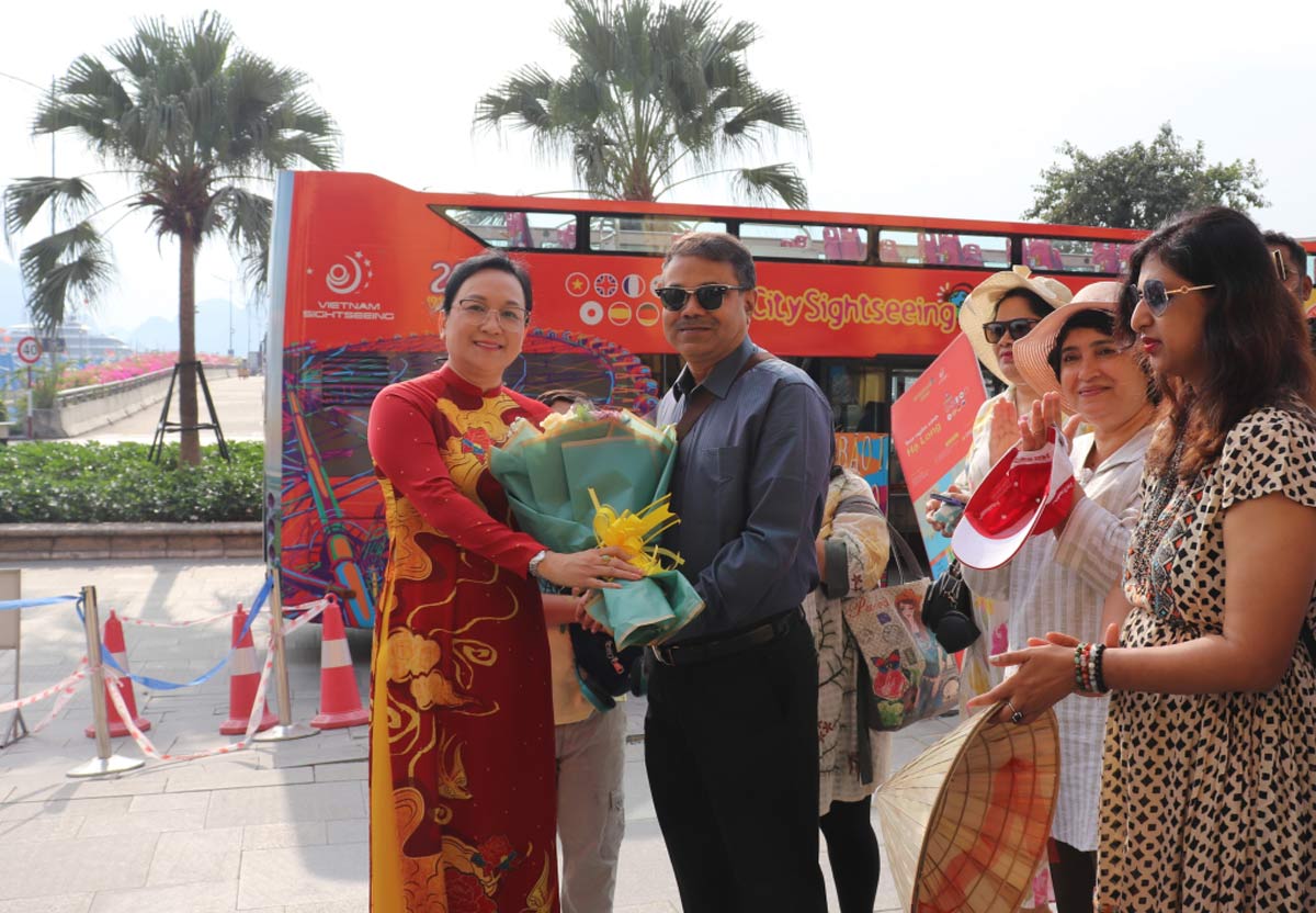 Lãnh đạo Sở Du lịch Quảng Ninh tặng hoa chào mừng đoàn Famtrip Ấn Độ đến Hạ Long. Ảnh: Hoàng Quỳnh