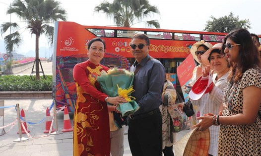 Lãnh đạo Sở Du lịch Quảng Ninh tặng hoa chào mừng đoàn Famtrip Ấn Độ đến Hạ Long. Ảnh: Hoàng Quỳnh