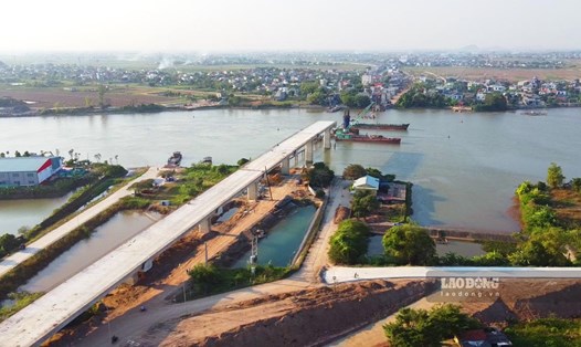 Toàn cảnh cầu vượt sông Đào trên trục phát triển kinh tế biển Nam Định. Ảnh: Lương Hà
