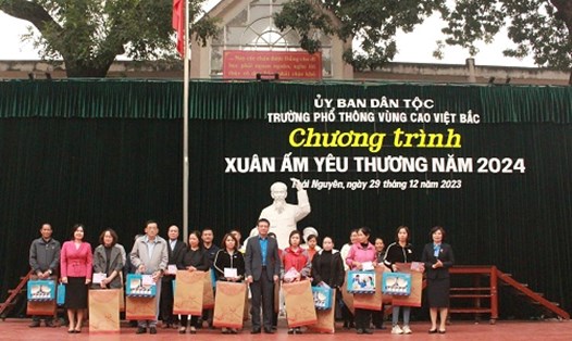 Đại diện Công đoàn Giáo dục Việt Nam tặng quà học sinh tại Chương trình "Tết sớm với cán bộ, nhà giáo, người lao động và học sinh vùng cao” năm 2024. Ảnh: CĐGD