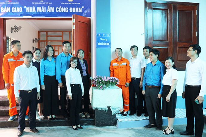 Lãnh đạo Công đoàn Điện lực Việt Nam trao hỗ trợ Mái ấm công đoàn cho gia đình đoàn viên. Ảnh: CĐĐLVN 