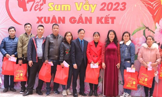 Trao quà hỗ trợ cho đoàn viên, người lao động tại Tết Sum vầy năm Quý Mão 2023 do Công đoàn ngành Giao thông Vận tải Hà Nội tổ chức. Ảnh minh hoạ: Hải Yến