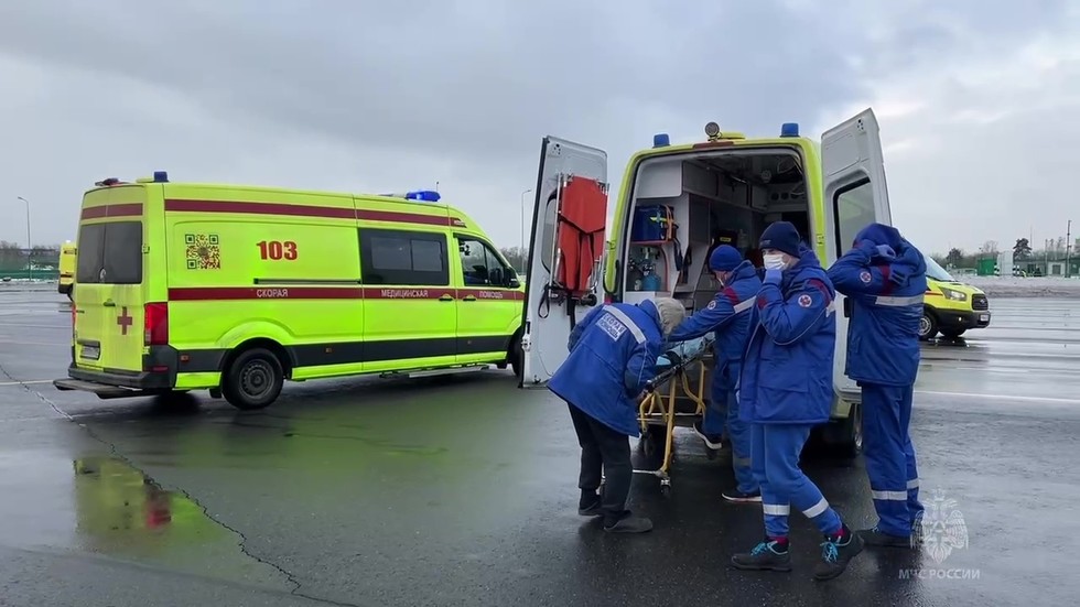 Thường dân bị thương trong cuộc tấn công của Ukraina vào Belgorod (Nga) được chuyển đến Mátxcơva, ngày 31.12.2023. Ảnh: Bộ Tình trạng Khẩn cấp Nga