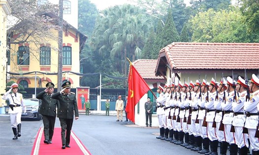 Bộ trưởng Tô Lâm duyệt đội danh dự CATP Hà Nội. Ảnh: Cổng TTĐT Bộ Công an