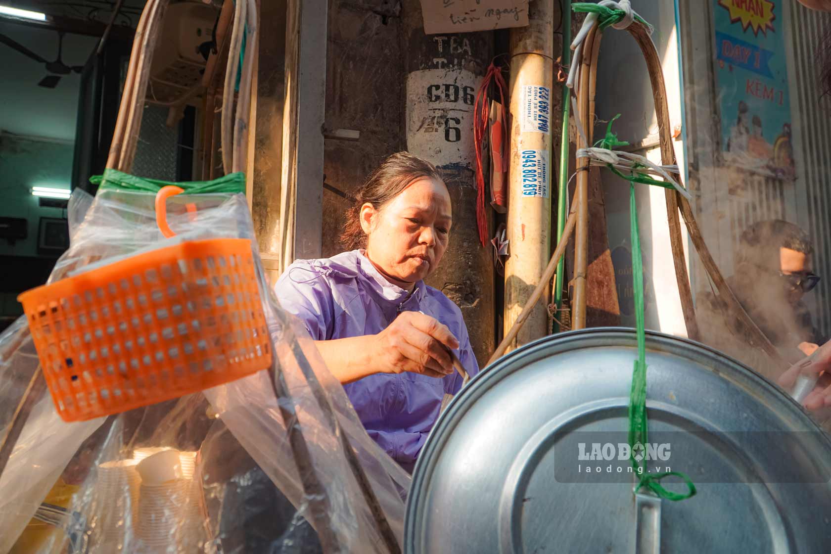 Cứ mỗi khi Hà Nội vào đông, quán bánh trôi tàu của cô Vân lại thu hút người dân đến thưởng thức món bánh trôi tàu nức tiếng Thủ đô.