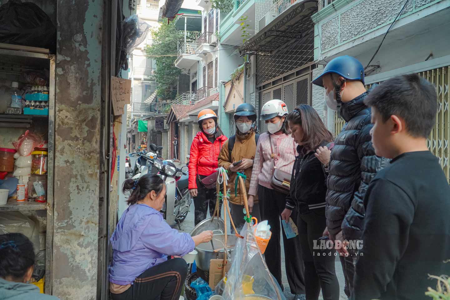 Xếp hàng 45 phút để đợi ăn món bánh trôi nhân thịt