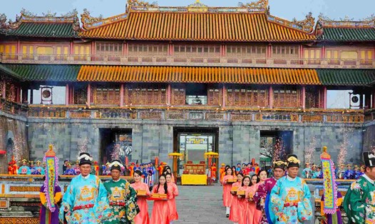 Festival Huế 2024 sẽ tổ chức các hoạt động liên tục, kéo dài trong suốt năm, mở đầu bằng Lễ hội sân khấu hóa tái hiện Lễ Ban sóc triều Nguyễn ngày 1.1.2024. Ảnh: Quảng An