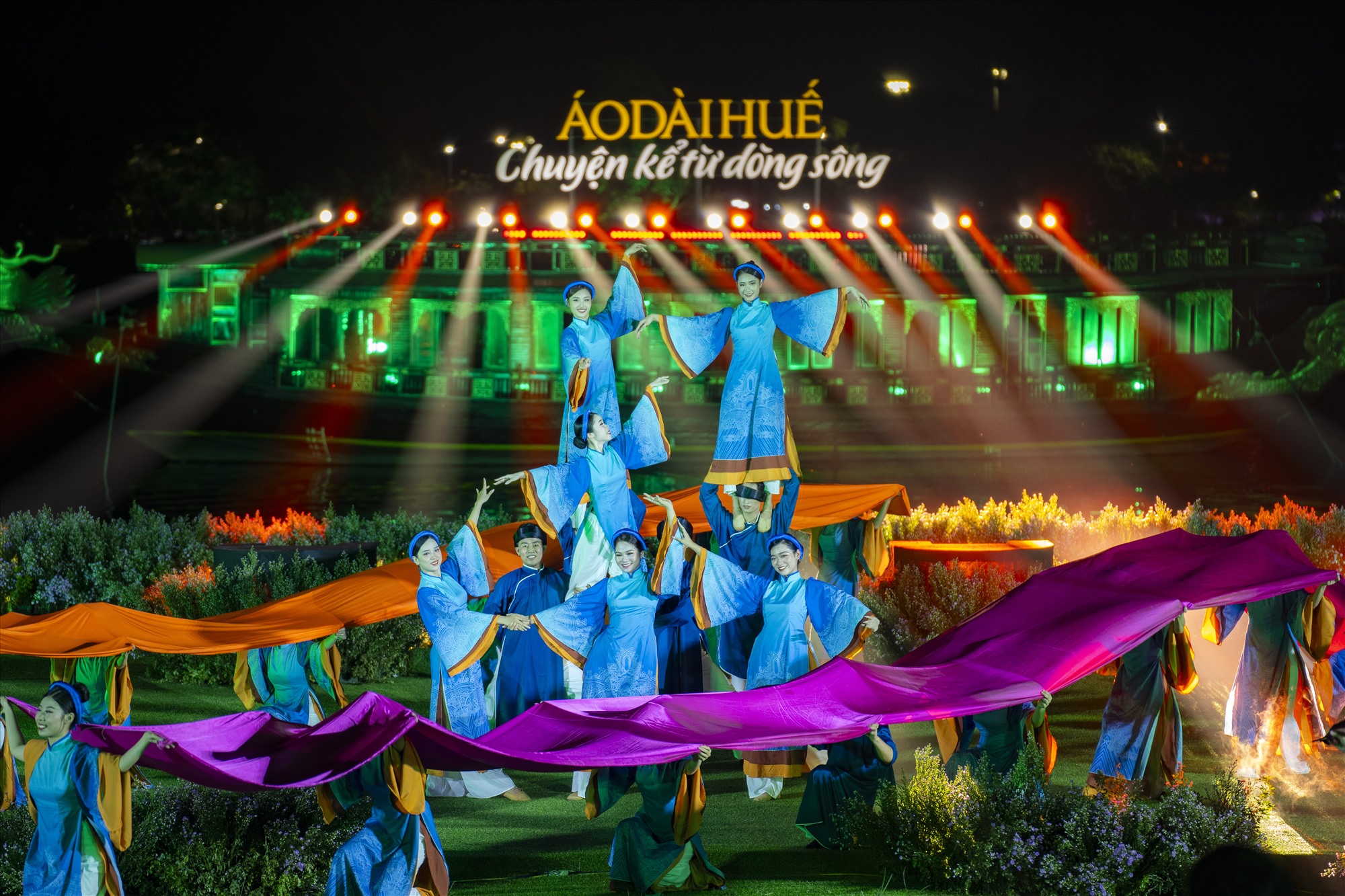Lễ hội Áo dài Festival Huế 2023. Thừa Thiên Huế là địa phương đi đầu trong việc tổ chức một hình thái lễ hội đương đại mang tầm quốc gia, quốc tế. Ảnh: Nguyễn Luân