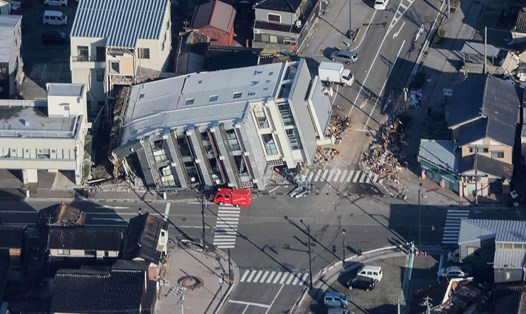 Tòa nhà 7 tầng ở Wajima, Nhật Bản, bị lật nghiêng sau động đất ngày 1.1. Ảnh: AFP