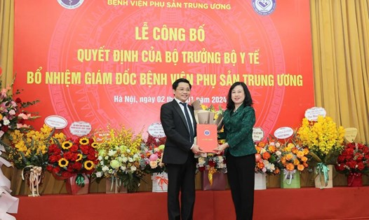 Bộ trưởng Bộ Y tế Đào Hồng Lan trao quyết định điều động, bổ nhiệm GS.TS Nguyễn Duy Ánh làm Giám đốc Bệnh viện Phụ sản Trung ương. Ảnh: Thái Bình