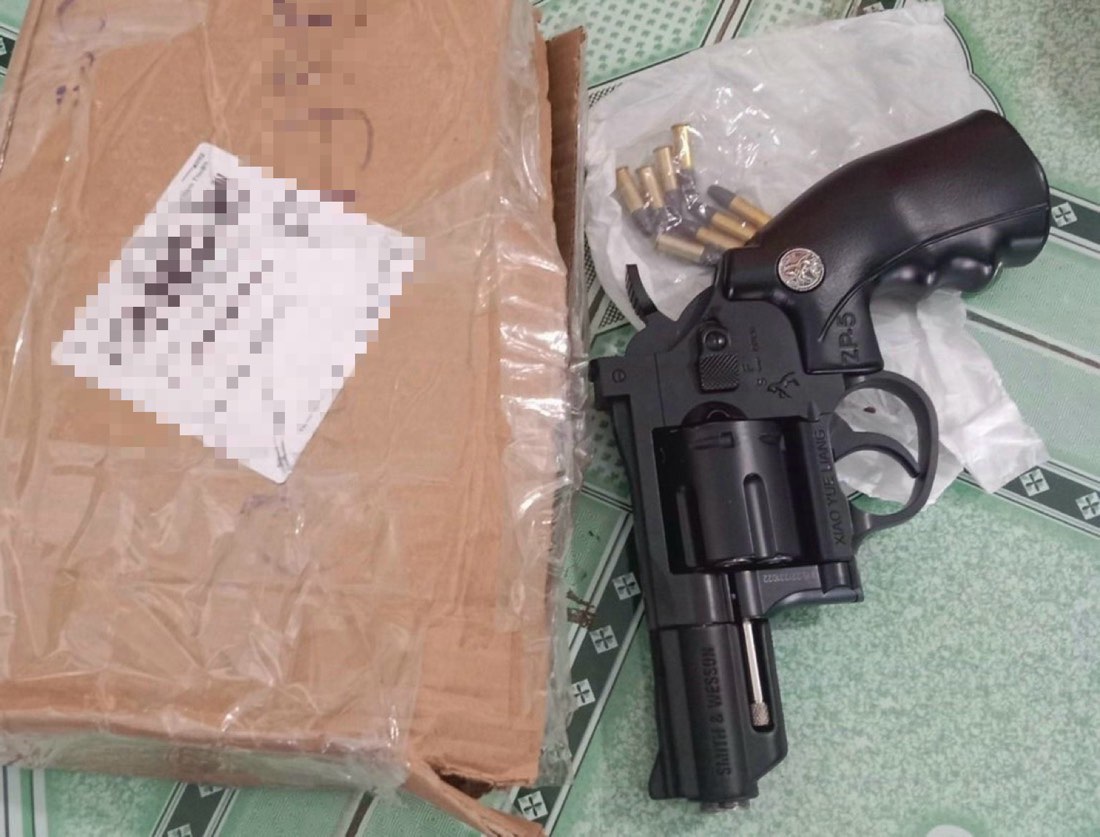 Hà Nội: Phát hiện vụ tàng trữ súng và ma túy trong khi tham gia giao thông