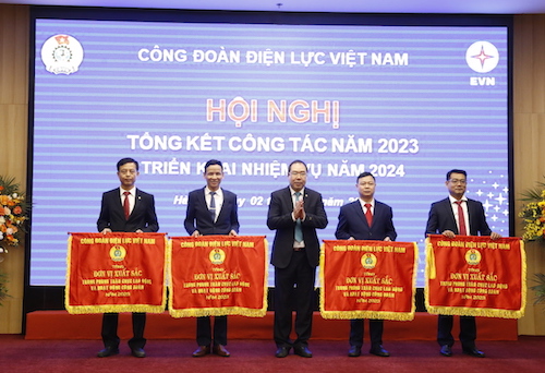 Ông Đỗ Đức Hùng - Chủ tịch Công đoàn Điện lực Việt Nam trao Cờ thi đua cho các đơn vị trực thuộc. Ảnh: Đắc Cường