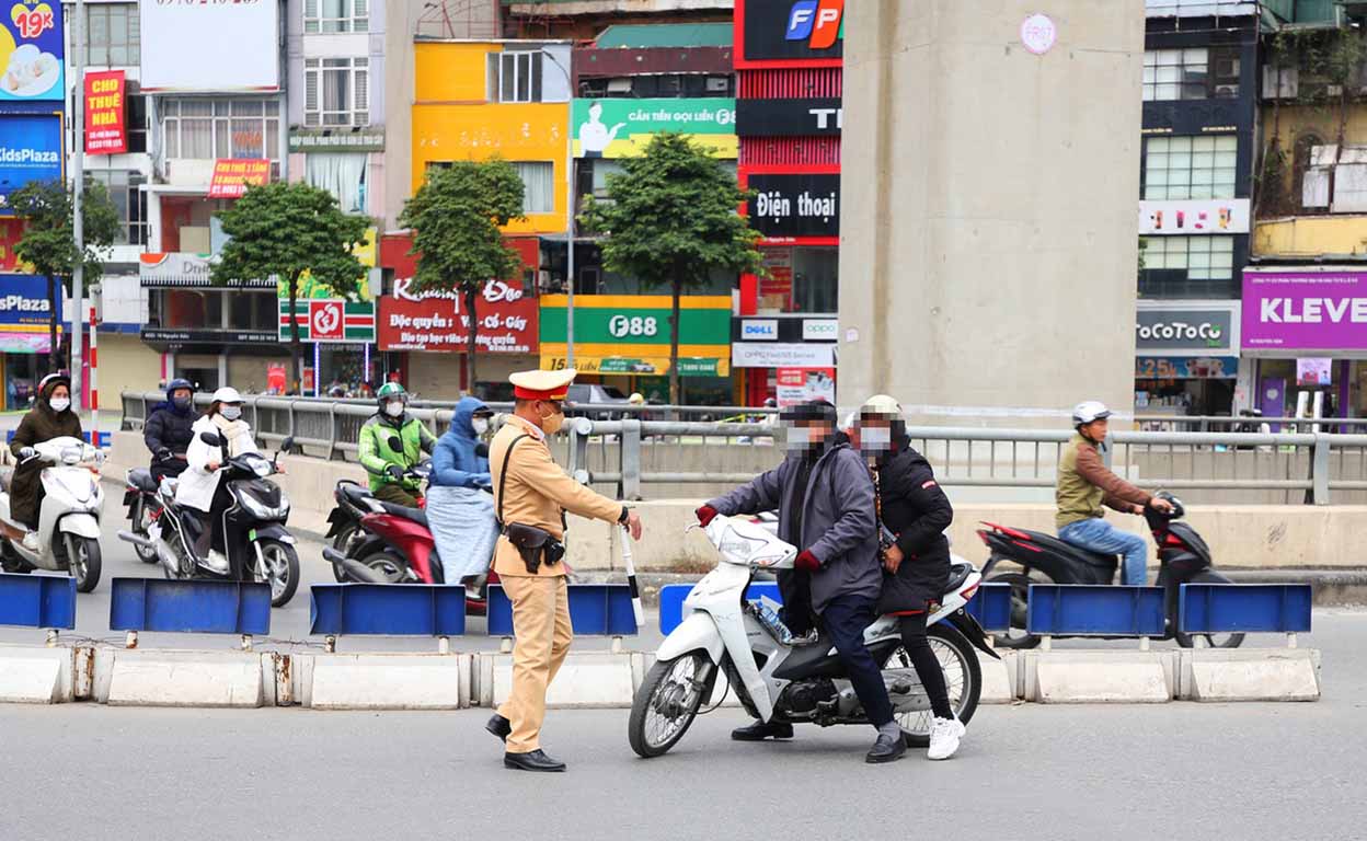 CSGT xử lý những trường hợp cố tình đi ngược chiều tại nút giao Nguyễn Trãi. Ảnh: Tô Thế