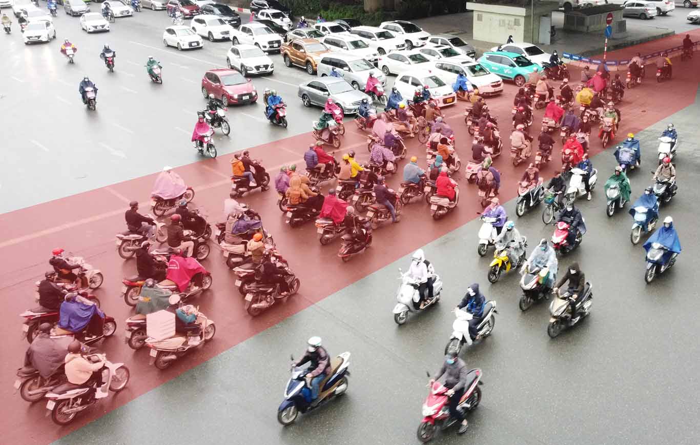 Hàng ngày có cả nghìn lượt phương tiện đi ngược chiều tại nút giao Nguyễn Trãi - Khuất Duy Tiến (khoanh đỏ). Ảnh: Tô Thế