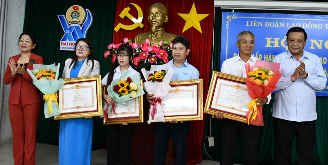 Ông Lê Kim Toàn và bà Nguyễn Thị Phong Vũ trao bằng khen của Thủ tướng Chính phủ cho các cá nhân xuất sắc. Ảnh: Xuân Nhàn.