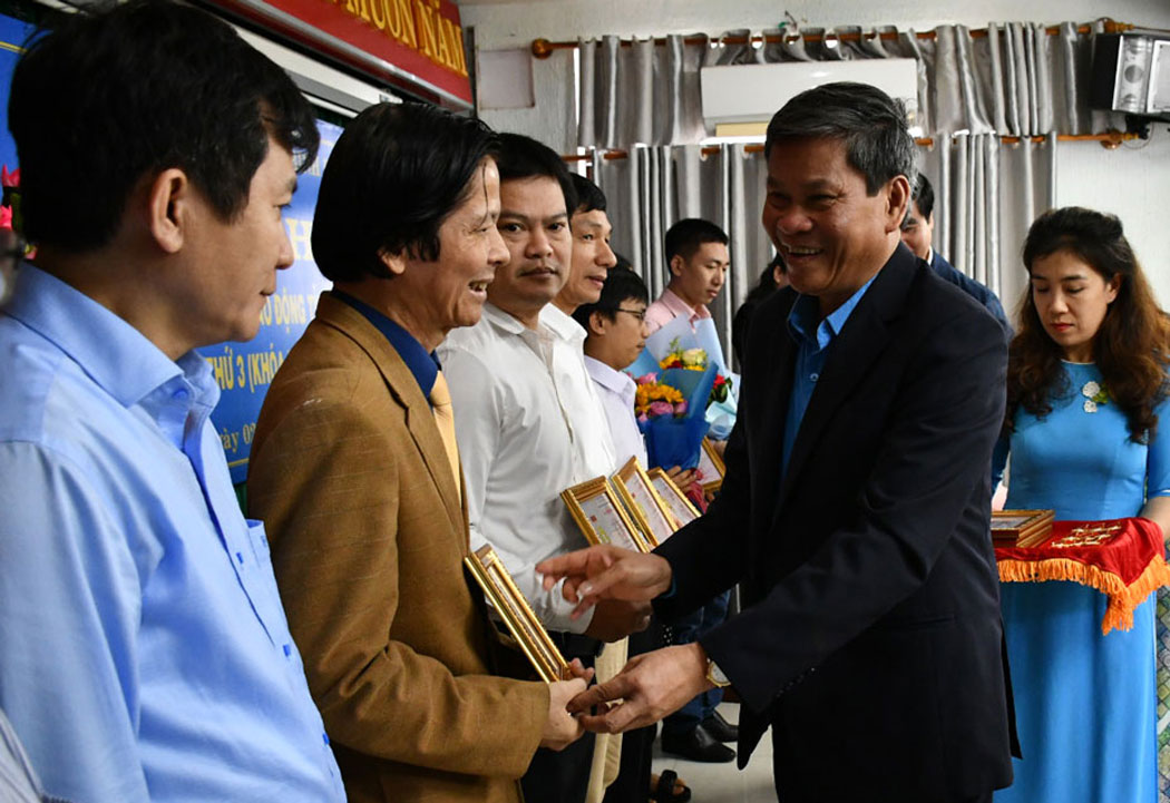 Phó Chủ tịch Huỳnh Thanh Xuân trao Bằng Lao động sáng tạo cho 9 cá nhân. Ảnh: Xuân Nhàn.