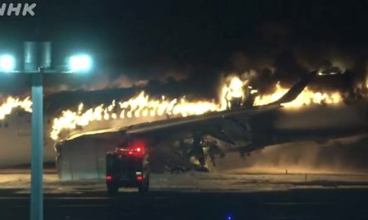 Máy bay của Japan Airlines bốc cháy trên đường băng ở sân bay Haneda, Nhật Bản. Ảnh chụp màn hình NHK