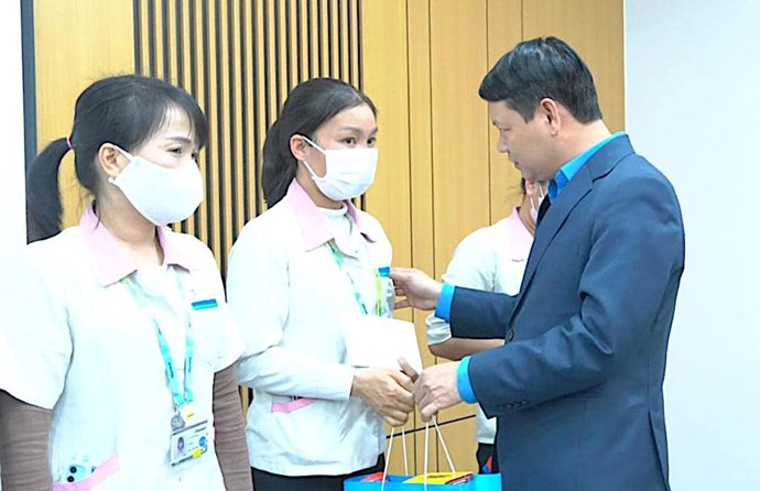 Ông Phạm Việt Dũng - Chủ tịch LĐLĐ tỉnh Thái Nguyên - tặng quà, động viên người lao động. Ảnh: LĐLĐ tỉnh Thái Nguyên