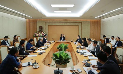 Phó Thủ tướng Chính phủ Trần Hồng Hà yêu cầu bảo đảm có đủ sách giáo khoa tiếng dân tộc thiểu số. Ảnh: VGP