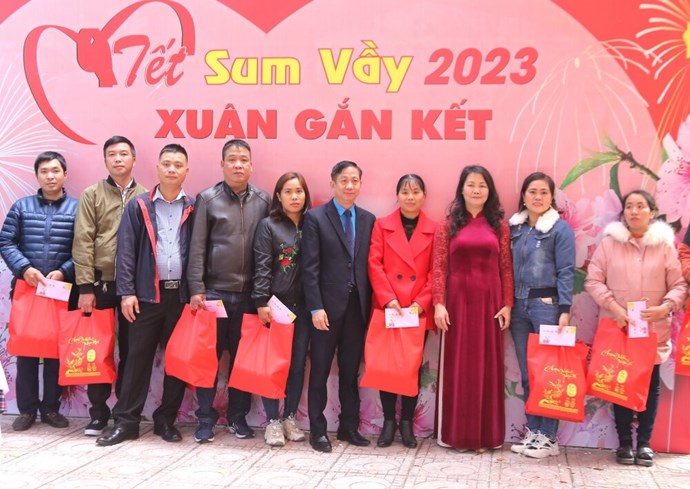 Trao quà hỗ trợ cho đoàn viên, người lao động tại Tết Sum vầy năm Quý Mão 2023 do Công đoàn ngành Giao thông Vận tải Hà Nội tổ chức. Ảnh minh hoạ: Hải Yến