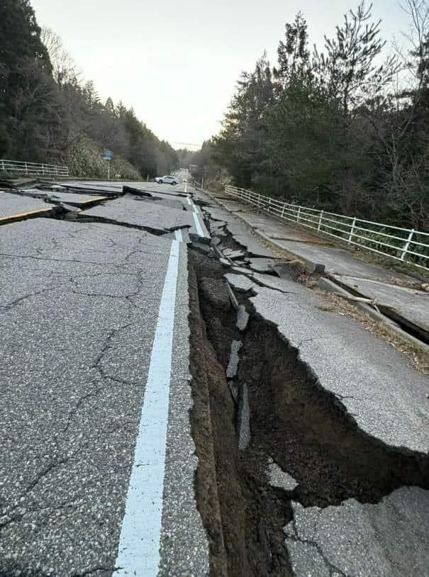 Đường sá nứt toác sau động đất. Ảnh: Facebook