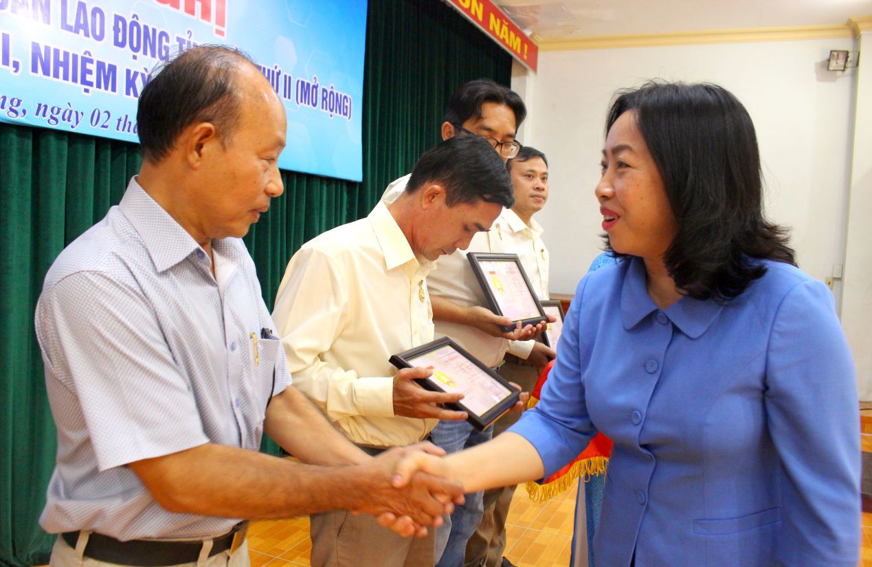 Phó Chủ tịch Tổng LĐLĐ Việt Nam Thái Thu Xương trao Bằng Lao động sáng tạo cho 4 cá nhân tiêu biểu. Ảnh: Lâm Điền