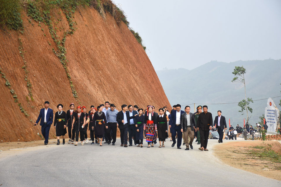 Lãnh đạo huyện Lục Yên và người dân tham dự khánh thành tuyến đường Tân Lĩnh - Tân Lập - Phan Thanh. Ảnh: Duy Khánh