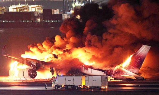 Máy bay của Japan Airlines bốc cháy ngùn ngụt ở sân bay Haneda, Nhật Bản. Ảnh: AFP