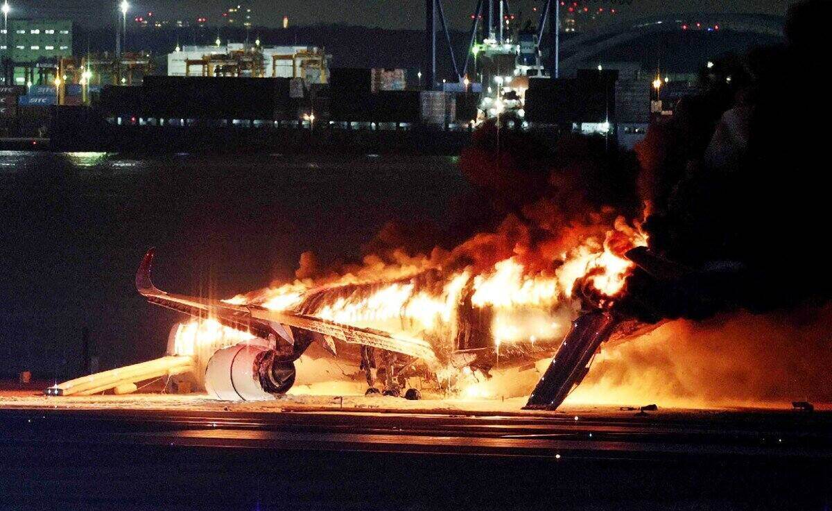 Toàn cảnh vụ máy bay cháy ngùn ngụt ở Nhật Bản. Ảnh: AFP
