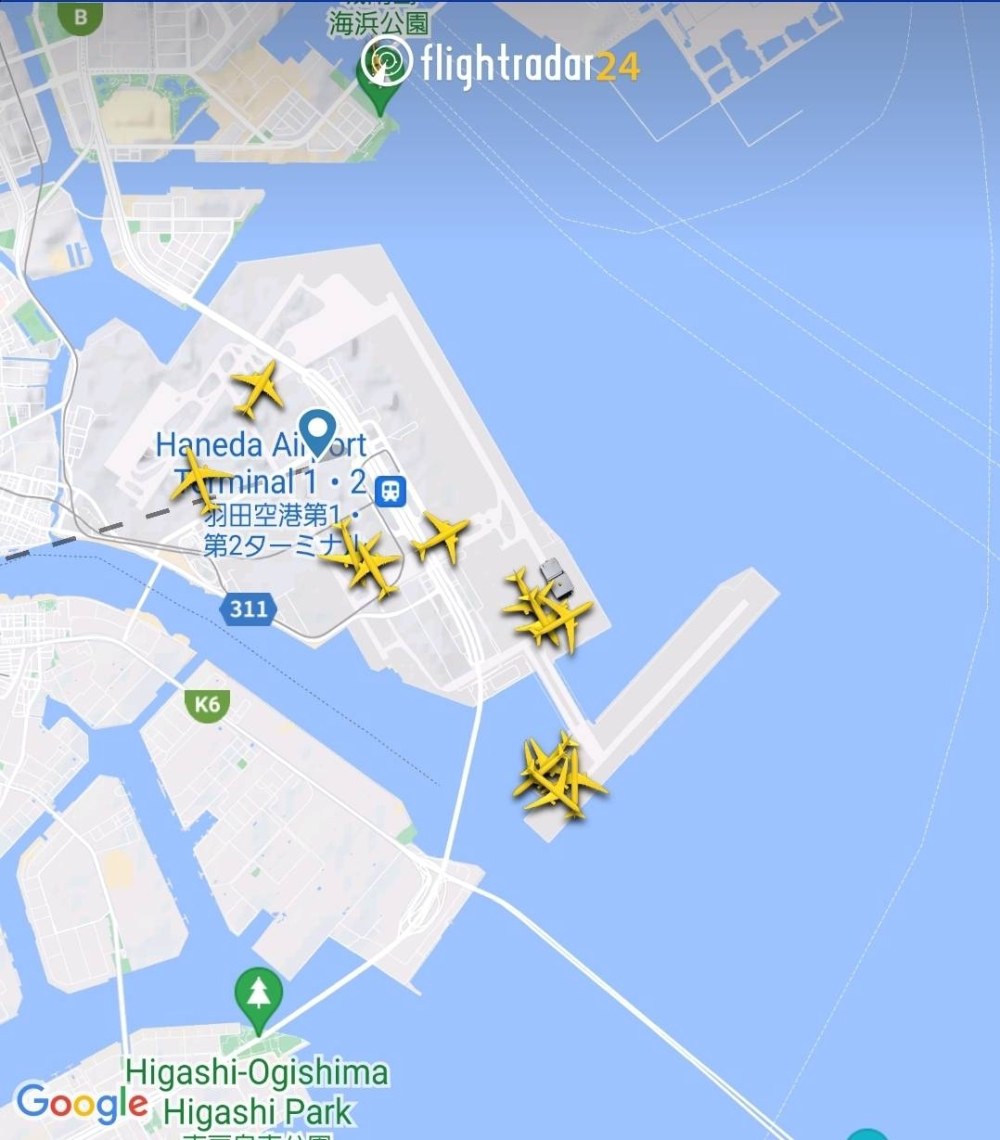 Ảnh chụp màn hình Flightradar24 lúc 19h25 giờ địa phương cho thấy các máy bay đang chờ trên đường băng tại sân bay Haneda sau khi tất cả các đường băng bị đóng cửa sau vụ cháy máy bay Japan Airlines.