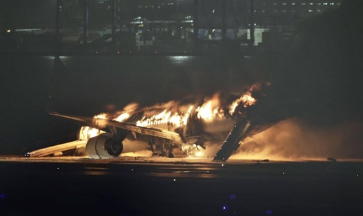 Máy bay của Japan Airlines bốc cháy tại sân bay Haneda, Tokyo, Nhật Bản, ngày 2.1.2024. Ảnh: Kyodo
