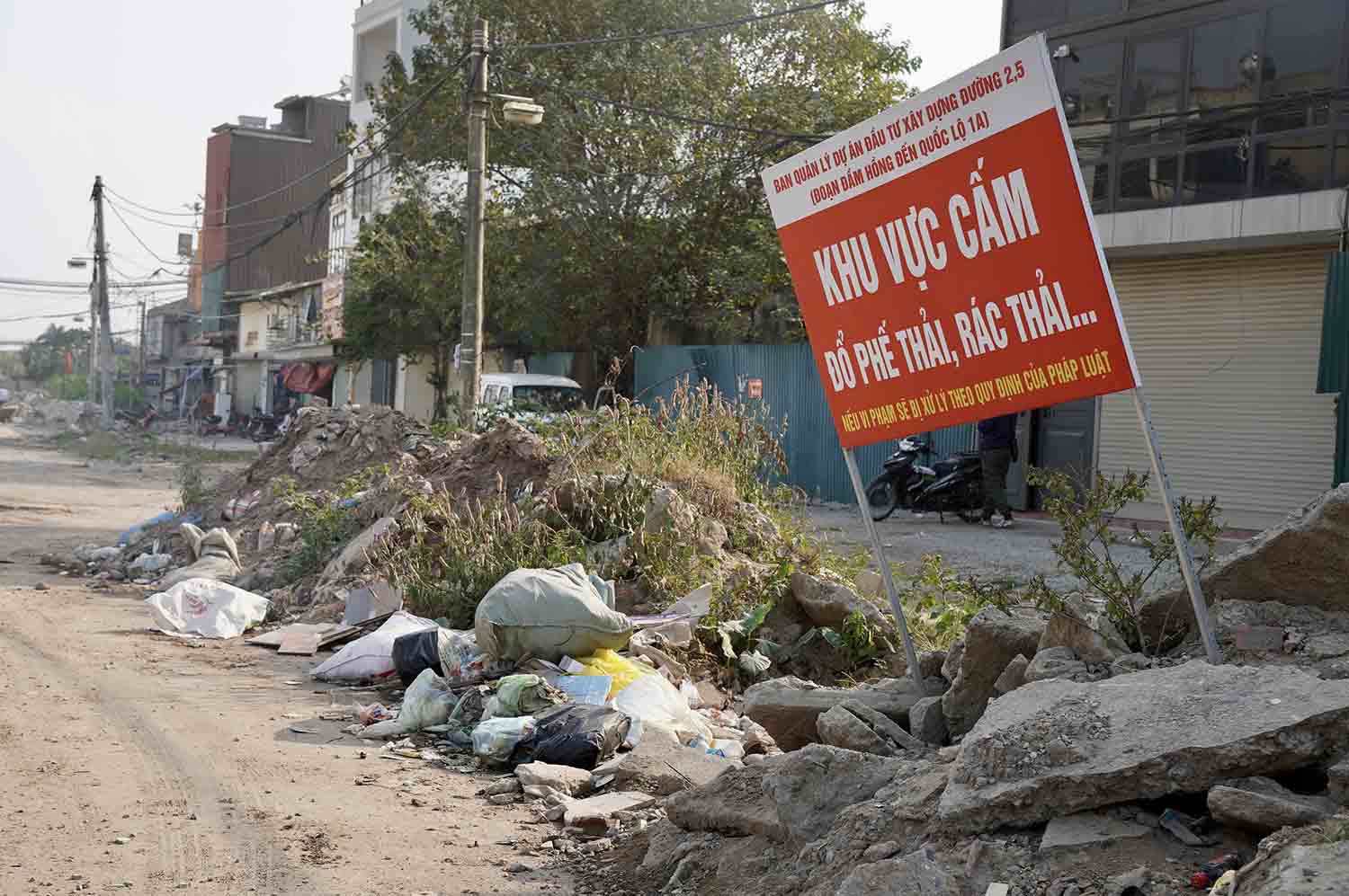 Một số đoạn đang triển khai dang dở, biến thành bãi tập kết phế liệu, rác thải, mùi hôi thối nồng nặc khiến người dân xung quanh khốn khổ.