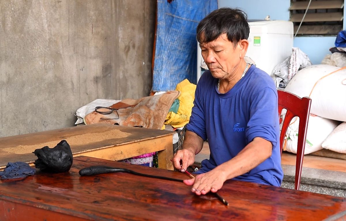 Ông Đoàn Văn Mậu (64 tuổi, trú tại làng Đông Khê, xã Hoằng Quỳ) cho biết, nghề làm hương tại đây được truyền từ đời này qua đời khác. Trải qua thời gian, biến thiên của lịch sử đến nay nghề này vẫn được lưu giữ. Ảnh: Q.D