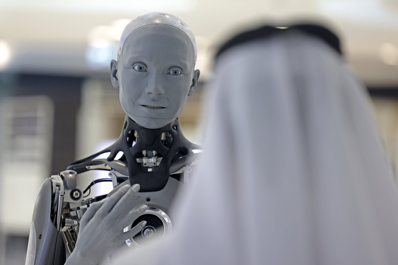 Ai cùng sự phát triển của robot hình người sẽ mở ra một tương lai đầy thú vị. Ảnh: AFP