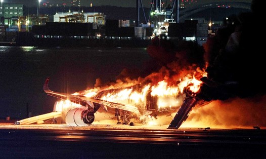 Máy bay Nhật Bản cháy dữ dội trên đường băng ở Tokyo ngày 2.1. Ảnh: AFP