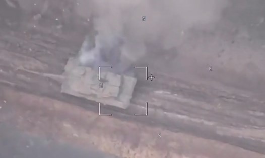 Xe tăng Đức ở Ukraina bị quân đội Nga tấn công. Ảnh cắt từ video