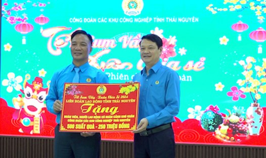 Ông Phạm Việt Dũng - Chủ tịch LĐLĐ tỉnh Thái Nguyên trao quà Tết cho đại diện người lao động (bên trái). Ảnh: CĐTN