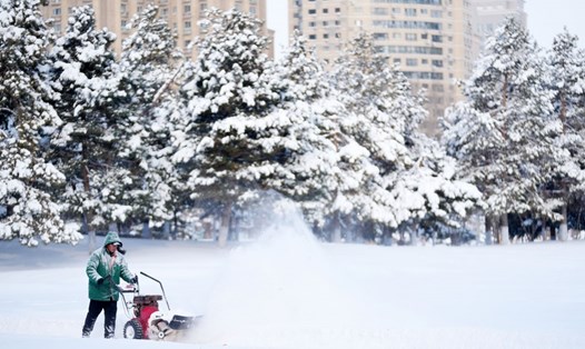 Dọn tuyết tại Công viên Tương Giang ở Cáp Nhĩ Tân, Hắc Long Giang, Trung Quốc, ngày 23.11.2023. Ảnh: Xinhua