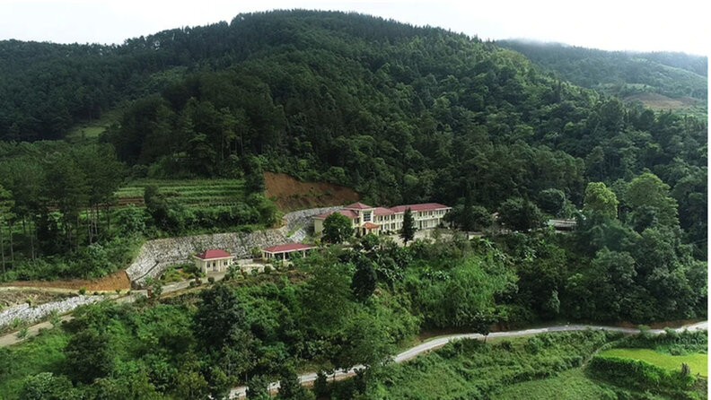 Hình ảnh Đồn Biên phòng Bạch Đích (yên Minh – Hà Giang) hiện ra sau những tán cây của núi rừng.