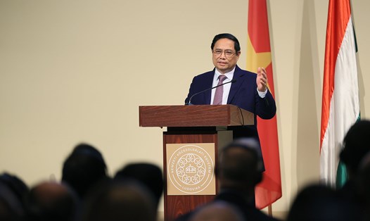 Thủ tướng Chính phủ Phạm Minh Chính phát biểu tại Đại học Hành chính công quốc gia Hungary. Ảnh: VGP