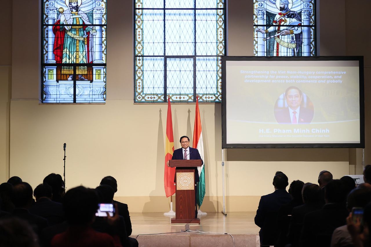 Theo Thủ tướng, tuy xa cách về địa lý, Hungary và Việt Nam luôn luôn gần gũi về tình cảm, đoàn kết và gắn bó, giúp đỡ trong gần 3/4 thế kỷ thiết lập quan hệ ngoại gia. Ảnh: VGP