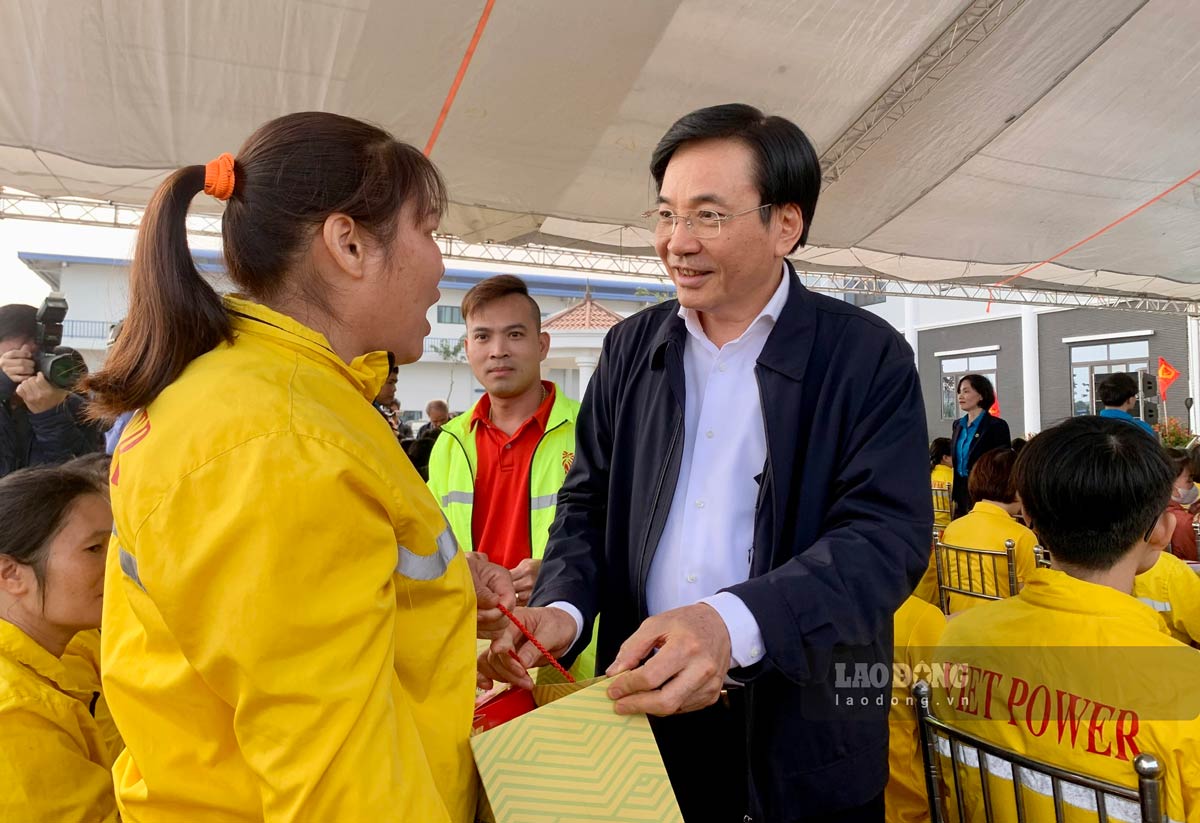Bộ trưởng, Chủ nhiệm Văn phòng Chính phủ tặng quà người lao động khó khăn ở Nam Định. Ảnh: Lương Hà