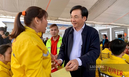 Bộ trưởng, Chủ nhiệm Văn phòng Chính phủ tặng quà người lao động khó khăn ở Nam Định. Ảnh: Lương Hà