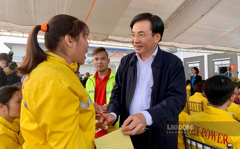 Bộ trưởng, Chủ nhiệm Văn phòng Chính phủ tặng quà người lao động khó khăn ở Nam Định. Ảnh: Lương Hà