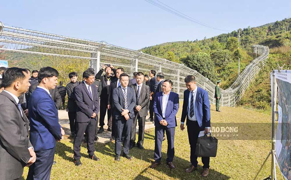 Đoàn đại biểu tỉnh Điện Biên (Việt Nam) và đoàn đại biểu tỉnh Vân Nam (Trung Quốc) khảo sát thực địa về việc nâng cấp lối mở A Pa Chải thành cửa khẩu Việt - Trung. Ảnh: Biên Cương