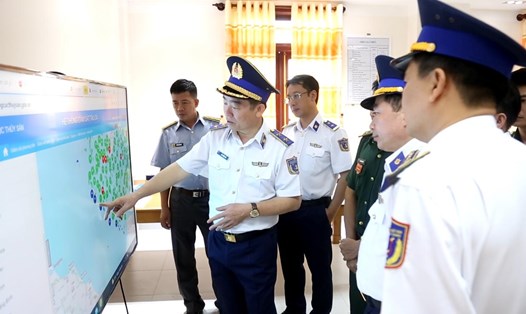 Trung tướng Bùi Quốc Oai kiểm tra công tác sẵn sàng chiến đấu của Vùng cảnh sát biển 4. Ảnh: BTL Vùng CSB4