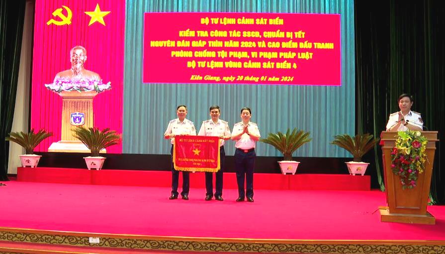 Trung tướng Bùi Quốc Oai trao cờ thi đua của Bộ Tư lệnh Cảnh sát biển tặng Bộ Tư lệnh Vùng Cảnh sát biển 4 trong phong trào thi đua Quyết thắng năm 2023. Ảnh: BTL vùng CSB4