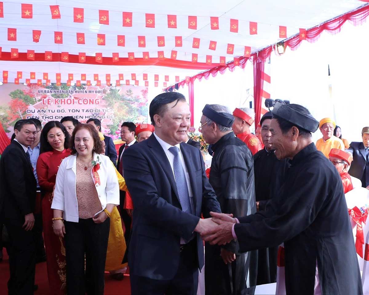 Bí thư Thành ủy Hà Nội Đinh Tiến Dũng với các cụ cao niên thôn Vài, xã Hợp Thanh tại lễ khởi công. Ảnh: Viết Thành